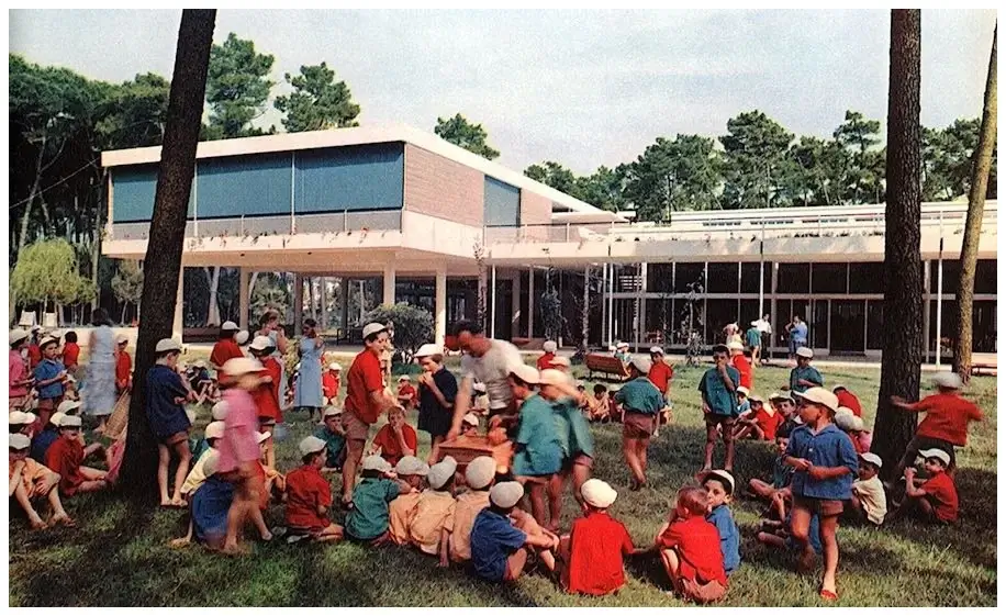 Ni&ntilde;os en el jard&iacute;n de la colonia infantil de Olivetti
